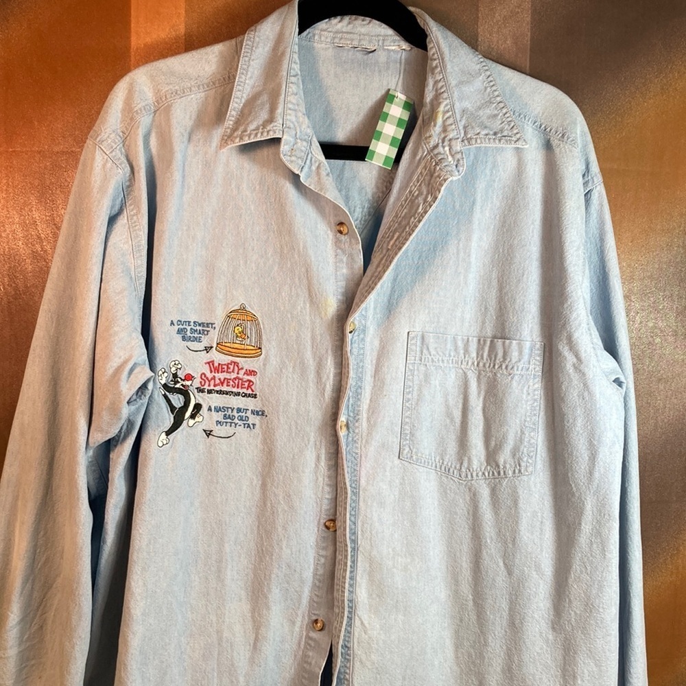 Vintage XL 90’s Sylvester and Tweety light denim button down shirt.‎ 48” chest